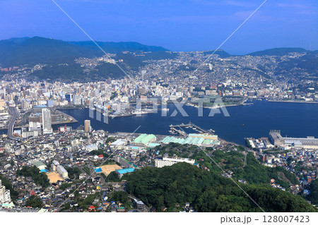 【長崎県】稲佐山山頂展望台から見た長崎市街 128007423
