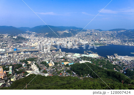 【長崎県】稲佐山山頂展望台から見た長崎市街 128007424