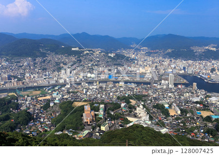 【長崎県】稲佐山山頂展望台から見た長崎市街 【長崎県】稲佐山山頂展望台から見た長崎市街 128007425
