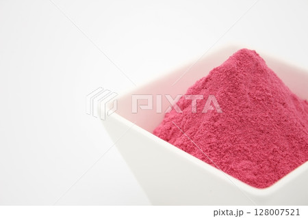 白背景のクランベリーパウダー 128007521