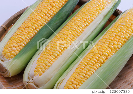 新鮮なとうもろこし 128007580