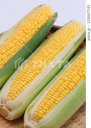 新鮮なとうもろこし 新鮮なとうもろこし 128007581