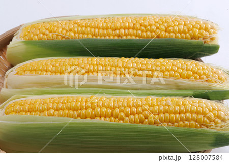新鮮なとうもろこし 128007584
