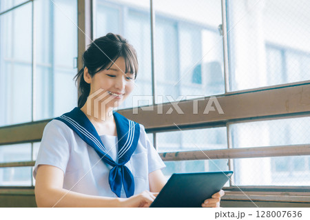 授業でタブレットを使う高校生 授業でタブレットを使う高校生 128007636