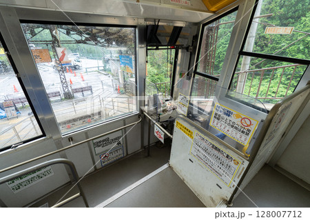 ケーブルカーの運転席 ケーブルカーの運転席 128007712