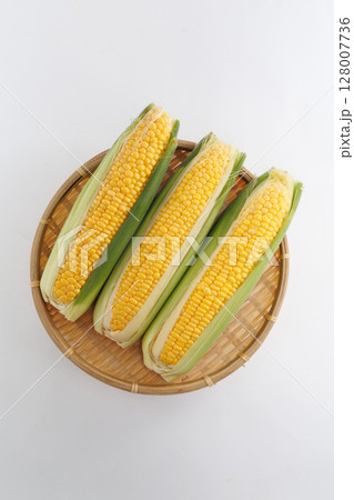 新鮮なとうもろこし 新鮮なとうもろこし 128007736