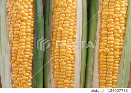 新鮮なとうもろこし 128007738