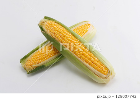 新鮮なとうもろこし 新鮮なとうもろこし 128007742