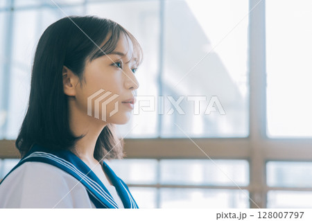 真剣な表情の女子高生 真剣な表情の女子高生 128007797