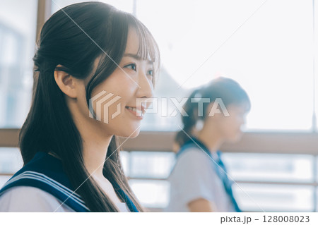微笑む女子高生　 128008023