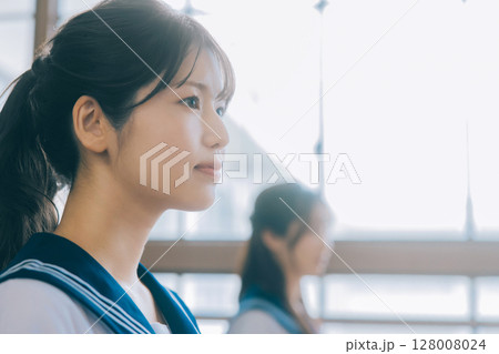 真剣な表情の女子高生　 128008024
