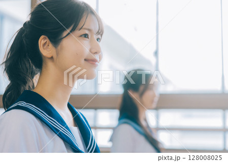 微笑む女子高生 微笑む女子高生 128008025
