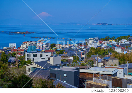 神奈川県葉山町の三ヶ岡山のあじさい公園から西側の眺望(葉山町市街,富士山,相模湾,江の島,など) 神奈川県葉山町の三ヶ岡山のあじさい公園から西側の眺望(葉山町市街,富士山,相模湾,江の島,など) 128008269
