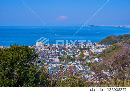 神奈川県三浦郡葉山町の仙元山から西側の眺望(葉山町,富士山,江の島,相模湾など) 神奈川県三浦郡葉山町の仙元山から西側の眺望(葉山町,富士山,江の島,相模湾など) 128008271