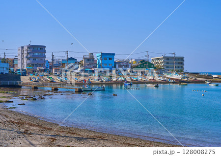 神奈川県三浦郡葉山町の真名瀬海岸から真名瀬漁港を見る 128008275