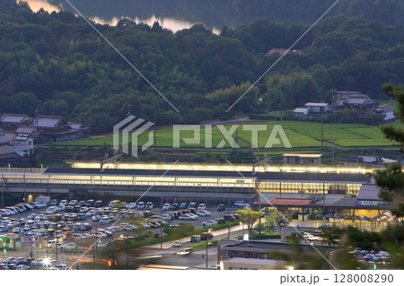 黄昏時の東広島駅 128008290