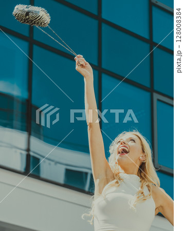 Cheerful fashionable woman in city 128008384