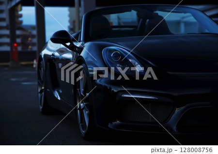 艶々の黒いオープンカー 128008756