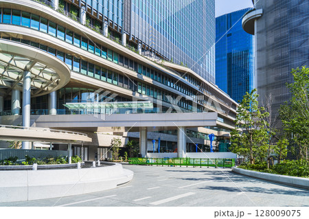 高輪ゲートウェイシティ　泉岳寺辻広場から見る都市風景【東京都・港区】 128009075