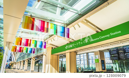 JR高輪ゲートウェイ駅 改札前の都市風景【東京都・港区】 JR高輪ゲートウェイ駅 改札前の都市風景【東京都・港区】 128009079