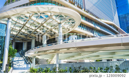高輪ゲートウェイシティの都市風景 泉岳寺辻広場【東京都・港区】 高輪ゲートウェイシティの都市風景 泉岳寺辻広場【東京都・港区】 128009092