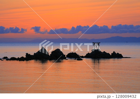 朝焼けの海（奈多八幡宮・杵築市） 128009432