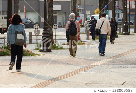 午後の都市の街で歩く人々の姿 128009588