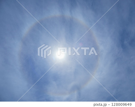 青空と太陽の日傘の風景 128009649