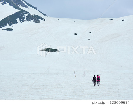 観光名所立山黒部アルペンルートの室堂の雪原と観光客の姿 128009654