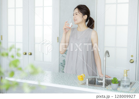 キッチンで水を飲む女性 キッチンで水を飲む女性 128009927