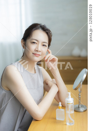 お肌が気になるミドル女性 128010019