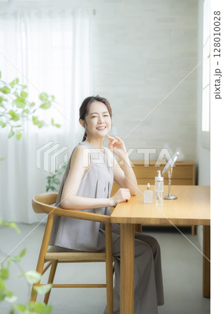 お肌が気になるミドル女性 128010028