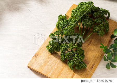 料理を彩るフレッシュパセリの写真素材 128010701