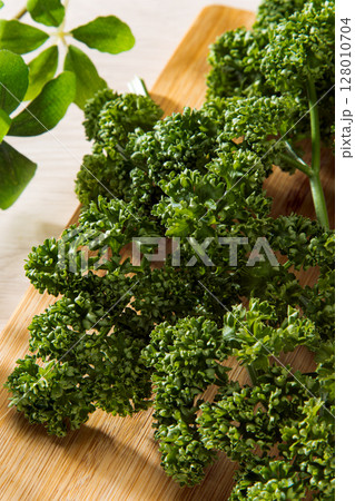 料理を彩るフレッシュパセリの写真素材 128010704
