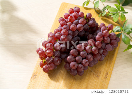 夏の味覚 新鮮デラウェアぶどうの房 夏の味覚 新鮮デラウェアぶどうの房 128010731