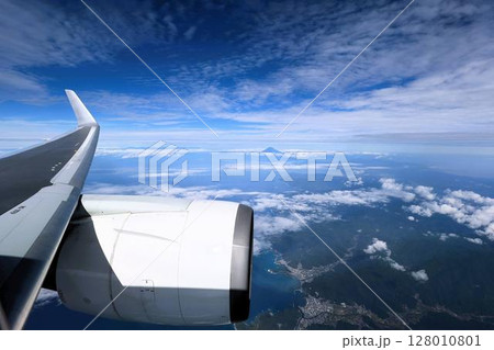 飛行機から見える伊豆半島と富士山 128010801