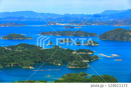 【長崎県】晴天下の九十九島（佐世保 展海峰） 128011172