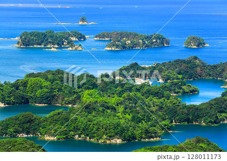 【長崎県】晴天下の九十九島と遊覧船（佐世保 展海峰） 128011173