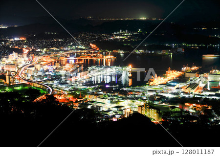 【長崎県】弓張岳展望台から見た佐世保港の夜景 128011187