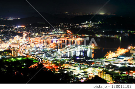 【長崎県】弓張岳展望台から見た佐世保港の夜景 128011192