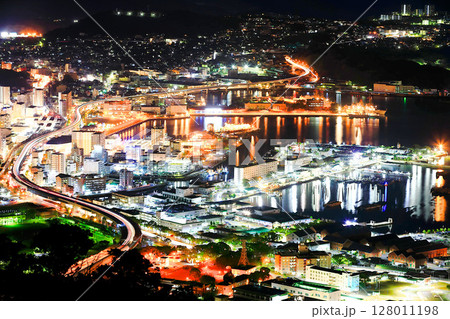 【長崎県】弓張岳展望台から見た佐世保港の夜景 【長崎県】弓張岳展望台から見た佐世保港の夜景 128011198