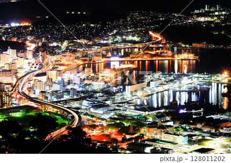 【長崎県】弓張岳展望台から見た佐世保港の夜景 128011202