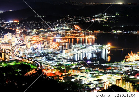 【長崎県】弓張岳展望台から見た佐世保港の夜景 128011204