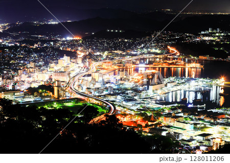 【長崎県】弓張岳展望台から見た佐世保港の夜景 128011206