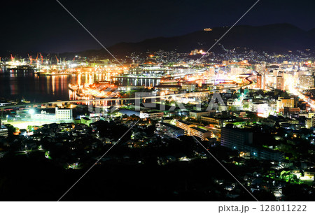 【長崎県】天神山展望台から見た佐世保港の夜景 【長崎県】天神山展望台から見た佐世保港の夜景 128011222