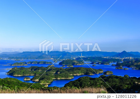 【長崎県】晴天下の九十九島（佐世保 九十九島 観光公園） 128011226