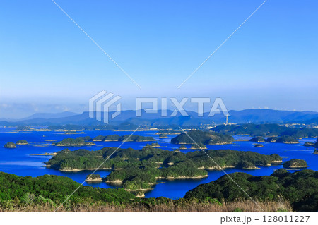 【長崎県】晴天下の九十九島(佐世保 九十九島 観光公園) 【長崎県】晴天下の九十九島(佐世保 九十九島 観光公園) 128011227