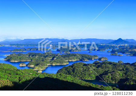 【長崎県】晴天下の九十九島（佐世保 九十九島 観光公園） 128011230