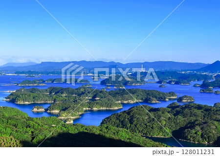 【長崎県】晴天下の九十九島（佐世保 九十九島 観光公園） 128011231