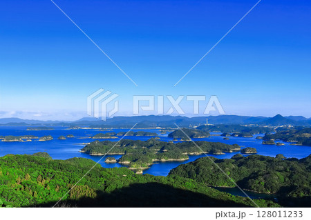 【長崎県】晴天下の九十九島(佐世保 九十九島 観光公園) 【長崎県】晴天下の九十九島(佐世保 九十九島 観光公園) 128011233